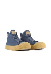 Zapatillas altas de ante azul, con una suela de goma beige texturizada, cordones planos y un detalle de cremallera lateral para un fácil acceso.