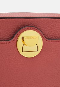Coccinelle LIYA SIGNATURE - Skuldertasker - pot