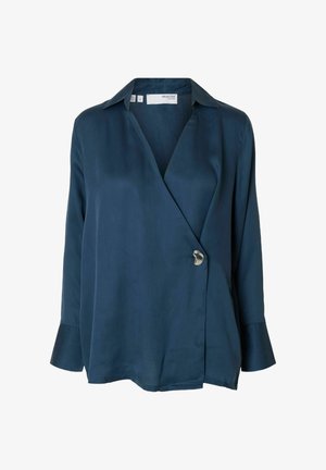 Dunkelblaue Bluse mit langen Ärmeln aus einem glatten Stoff, mit Wickeldesign und einem silbernen Akzentknopf. Verfügt über einen klassischen Kragen und Glockenärmel.