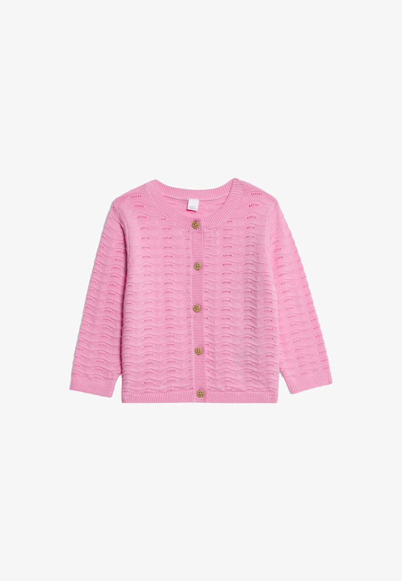 Roze gebreide cardigan met een golfpatroon, ronde hals en vijf bruine knoopsluitingen aan de voorkant. Lange mouwen en geribde manchetten.