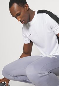 Nike Performance M NK DF FC FLC PANT - Trainingsbroek - indigo haze summit white