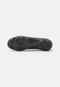 Sole di scarpe da ginnastica nera con una superficie testurizzata, dotata di motivi di aderenza sagomati e punte per la trazione. Design elegante e materiale leggero.