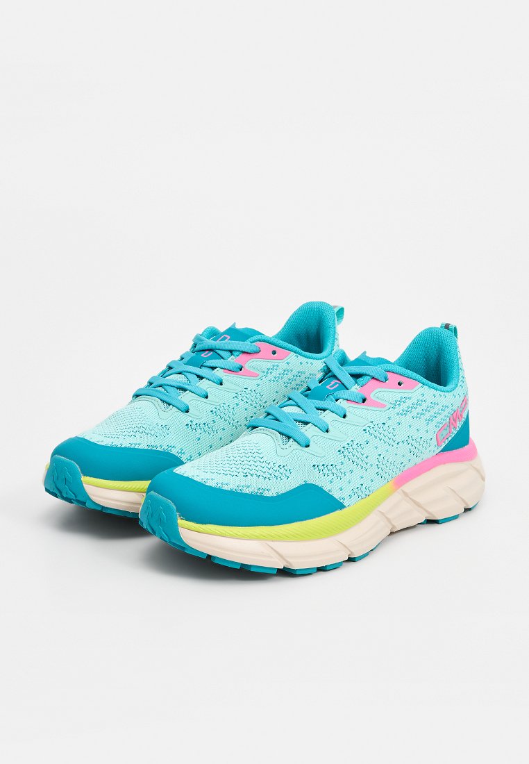 Zapatillas deportivas azul claro con parte superior de malla texturizada, detalles en verde azulado, un logo rosa y una suela blanca gruesa con detalles amarillos.