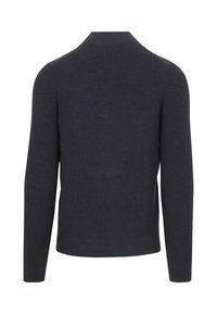 Dunkelgrauer, gerippter Strickpullover mit Rundhalsausschnitt, enganliegenden langen Ärmeln und geradem Saum, der eine strukturierte Oberfläche zeigt.