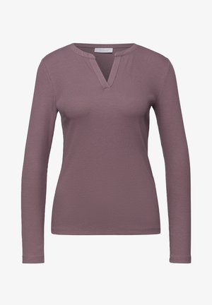 Langärmeliges, mauvefarbenes, geripptes Shirt mit kleinem V-förmigem Ausschnitt und figurbetonter Silhouette, dargestellt vor schlichtem weißem Hintergrund.