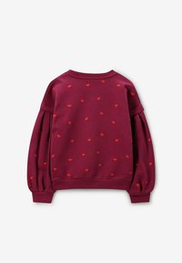 Bordeaux sweatshirt met puffy mouwen, met verspreide rode hartpatronen. Het materiaal lijkt zacht, met een ribbelboord bij de hals en mouwen.
