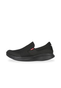 Scarpe slip-on nere con tomaia in rete, punta rotonda, suola piatta in gomma e un discreto dettaglio del logo rosso. Progettate per comfort e facilità d'uso.