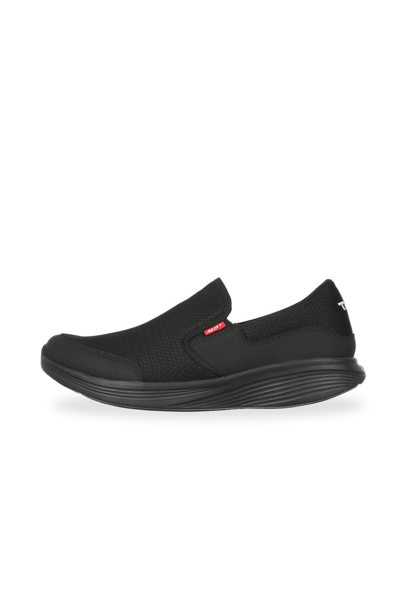 Scarpe slip-on nere con tomaia in rete, punta rotonda, suola piatta in gomma e un discreto dettaglio del logo rosso. Progettate per comfort e facilità d'uso.