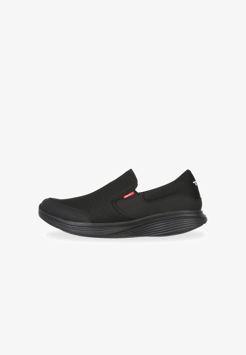 Scarpe slip-on nere con tomaia in rete, punta rotonda, suola piatta in gomma e un discreto dettaglio del logo rosso. Progettate per comfort e facilità d'uso.