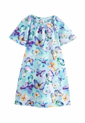 Robe à manches courtes en tissu bleu clair ornée d'un imprimé papillon de différentes couleurs, avec un col froncé et une coupe ample.