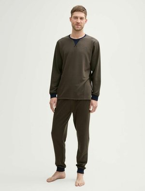 Ensemble de pyjama vert olive en tissu doux ; haut à manches longues avec des accents bleu marine au niveau de l'encolure et des poignets ; pantalon assorti avec des poignets élastiques.