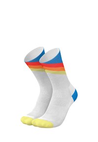 Weiße Socken mit blauen Oberteilen, die horizontale Streifen in Orange, Gelb und Rot aufweisen, sowie gelbe Akzente an der Zehe. Strukturmaterial.