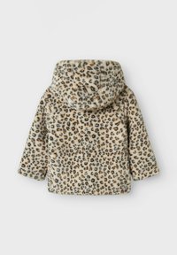 Leoparda apdruka sintētiskā kažokādas jaka ar kapuci, ar bēša fona un melniem/brūniem plankumiem, mīksta tekstūra un īsām piedurknēm.