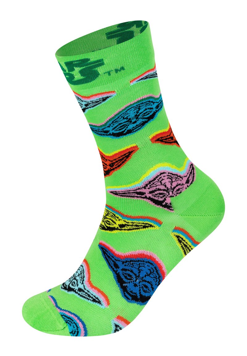 Grüne Socke mit bunten, cartoonartigen Mustern von Yodas Gesicht. Das Material scheint dehnbar zu sein und bietet einen komfortablen Sitz sowie eine verstärkte Zehenpartie.