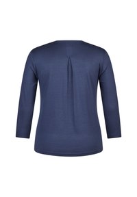 Marineblaue Bluse mit Rundhalsausschnitt, dreiviertelärmeln und Faltendetail im Rücken. Weicher, glatter Stoff mit schlichter Textur.