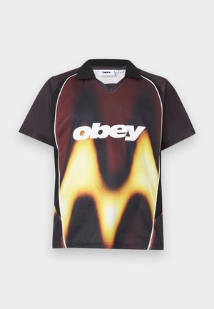 Rövid ujjú fekete és barna sportmez fekete gallérral, fehér szegéllyel, lángszerű sárga mintával és a póló elején nagy fehér "obey" felirattal.