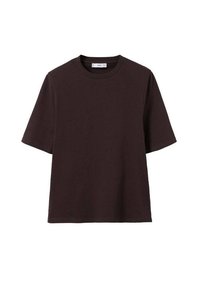 Mørkebrun kortærmet T-shirt med rund hals i bomuld, lagt fladt mod hvid baggrund.