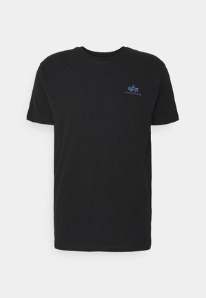 Czarny T-shirt z krótkim rękawem i okrągłym dekoltem, z małym, kolorowym logo Alpha Industries na górnej lewej stronie klatki piersiowej.