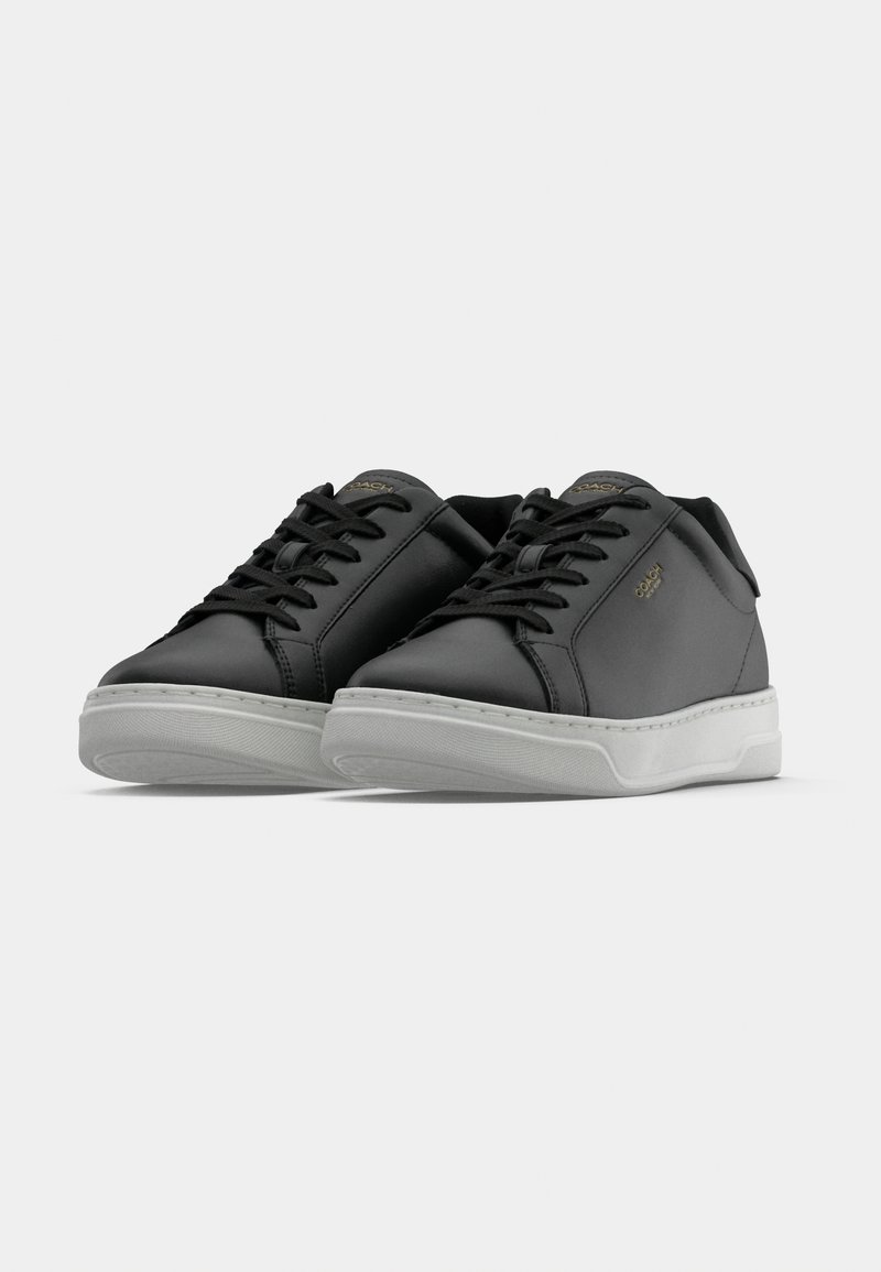 Schwarze Sneakers aus Leder mit rundem Zehenbereich, weißer Gummisohle und schwarzen Schnürsenkeln. Verfügt über dezente Markenkennzeichnung an der Seite und eine glatte Oberfläche.
