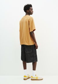 PULL&BEAR SHORT SLEEVE TEXTURED WEAVE - Tricou basic - mustard yellow