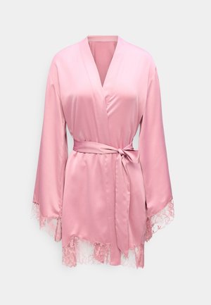 Halat din satin roz deschis cu dantelă pe mâneci și tiv, având o curea legată în talie și un guler adânc în formă de V.