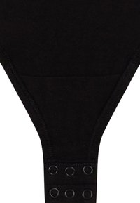 Tanga in cotone nero con texture liscia, caratterizzato da un design a taglio alto e multiple chiusure a pressione lungo la cintura per la regolabilità.