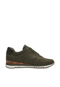 Sneaker verde oliva con suede perforato e dettagli in pelle liscia, suola intermedia in sughero, tacco testurizzato e suola in gomma bianca con motivo a zigzag.