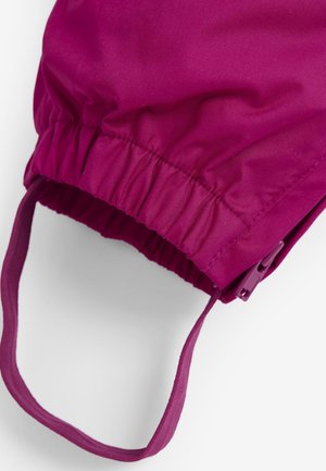 Tela fucsia con una textura suave y gather elástico. Incluye una correa a juego y un zipper lateral para el cierre. Diseño compacto.