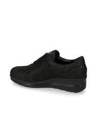 Sneaker neri slip-on in tessuto testurizzato e accenti lisci, suola ammortizzata e cinturino in Velcro sulla parte superiore.