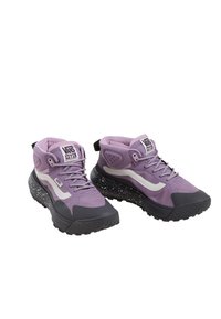Par af lilla high-top Vans MTE sko med hvid stribe på siden, sort spættet sål og mønstrede snørebånd på hvid baggrund.