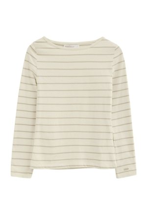 Top crema de manga larga con delgadas rayas horizontales beige, escote redondo y un pequeño detalle de logo cerca de la muñeca izquierda.