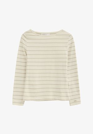 Top crema de manga larga con delgadas rayas horizontales beige, escote redondo y un pequeño detalle de logo cerca de la muñeca izquierda.