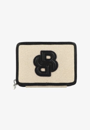 Cartera beige con cremallera y logo texturizado negro, presenta un diseño de malla y bordes en contraste. El tirador de la cremallera tiene un detalle metálico.