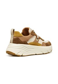 Sneaker chunky con una combinazione di colori beige e marrone, dotato di suede e pelle liscia, superficie testurizzata e suola spessa in gomma bianca.