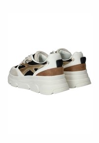 Chunky sneakers met zwarte mesh en crèmekleurig leer, met gouden en bruine accenten. Dikke witte zolen bieden voldoende demping.