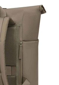 Beige Rucksack mit gerolltem Oberteil, texturiertem Netzpaneel und glattem Stoff. Verfügt über einen seitlichen Reißverschluss und ein Markenetikett für sicheren Stauraum.