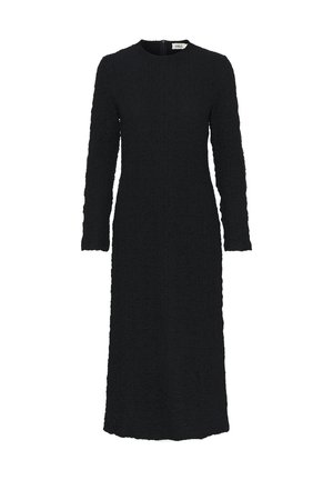 Vestido negro de manga larga hecho de un tejido texturizado, con corte recto, escote redondo y cierre de cremallera en la parte posterior.