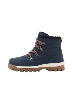 Botas de tobillo de tela navy con cordones rosas, cuello de piel sintética, entresuela blanca y suela marrón rugosa. Diseño acolchado para mayor comodidad.