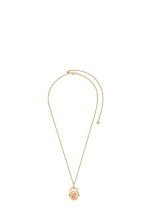 Gouden ketting met een ronde hanger met een rode accent en decoratieve hardware. Het ontwerp heeft een delicate textuur en een verstelbare lengte.