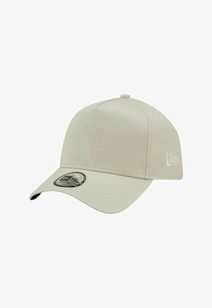 Beige verstellbare Baseballkappe mit gebogenem Schirm und sichtbarem New Era-Logo auf dem Frontaufkleber sowie seitlicher Stickerei.
