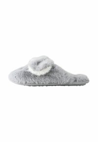Grå fuzzy slippers med en blød tekstur, med en plyssoverdel og en flad, struktureret sål. Accentueret med en fluffy topdetalje.