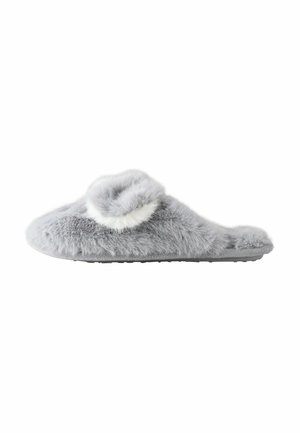 Grå fuzzy slippers med en blød tekstur, med en plyssoverdel og en flad, struktureret sål. Accentueret med en fluffy topdetalje.