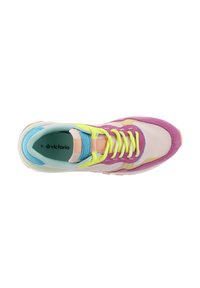 Zapatilla multicolor con una mezcla de acentos en rosa, azul y amarillo. Cuenta con una parte superior de cuero y tela suave, cordones texturizados y suela acolchada.