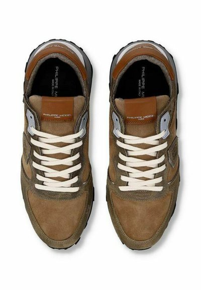 Heren sneakers in bruine suède met witte veters, grijze accenten, leren details en een zwarte rubberen zool. Ontworpen voor comfort en duurzaamheid.