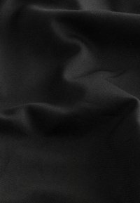 Textil negru cu o suprafață texturată, având pliuri și cute care creează profunzime și dimensiune. Aspect neted și mat.