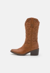 Stivale da cowboy in pelle marrone con punta affusolata, design ricamato sul gambale e tacco incassato per un'altezza e un supporto aggiuntivi.