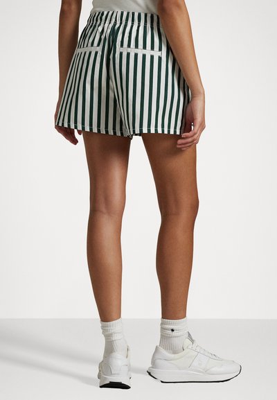 Polo Ralph Lauren WIMBLEDON SHORT FLAT FRONT - Šortky - moss agate/ceramic white