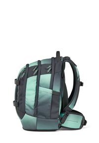 Sac à dos avec un design dégradé bicolore en teal et gris foncé, doté de plusieurs poches zippées et de bretelles rembourrées pour le confort.