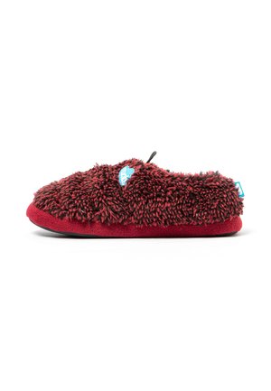 Roter und schwarzer flauschiger Hausschuh mit blauem Logo oben und hinten, seitlich auf weißem Hintergrund gezeigt.