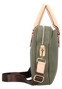 Bolso de cuero verde con forma estructurada, acentos beiges, asa superior y correa ajustable marrón. Herrajes de latón con detalle de cremallera.